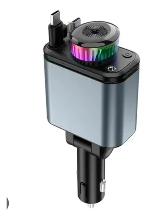 Cargador FM Bluetooth para auto color gris metálico con aromatizador circular de luz RGB, puerto de carga y conectores USB-C integrados.