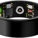 Anillo inteligente negro brillante con sensores internos visibles, luz LED verde y componentes de circuitos electrónicos expuestos.