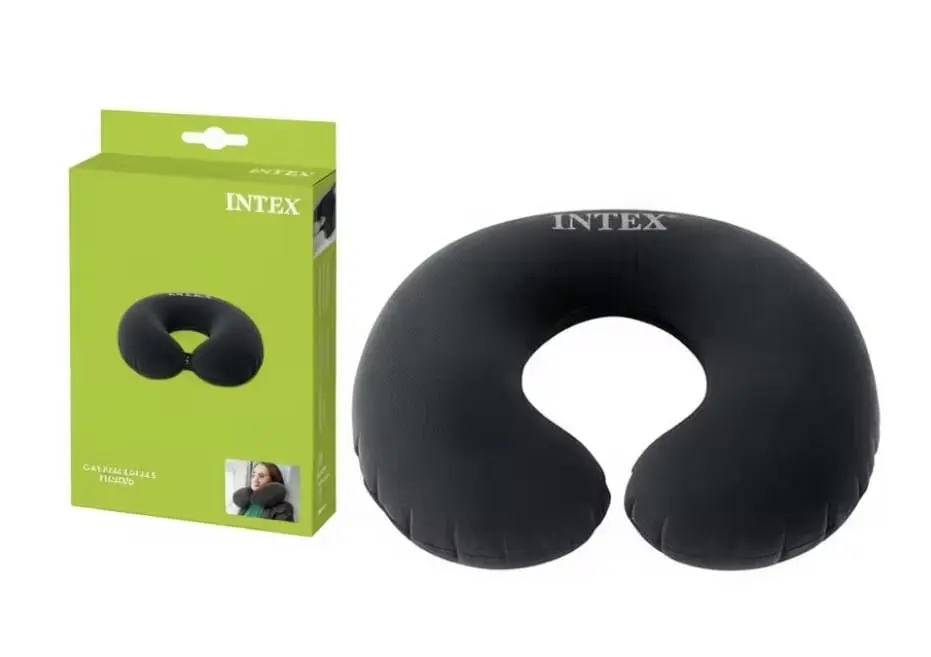 Almohada de viaje inflable color negro con textura suave en U, junto a su caja de empaque verde Intex.