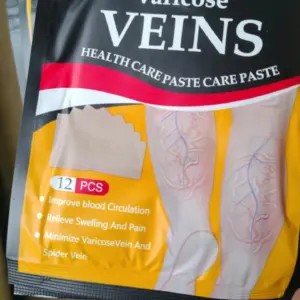 Empaque negro y amarillo de parches para várices con 12 unidades, diseño de piernas con venas y texto explicativo.