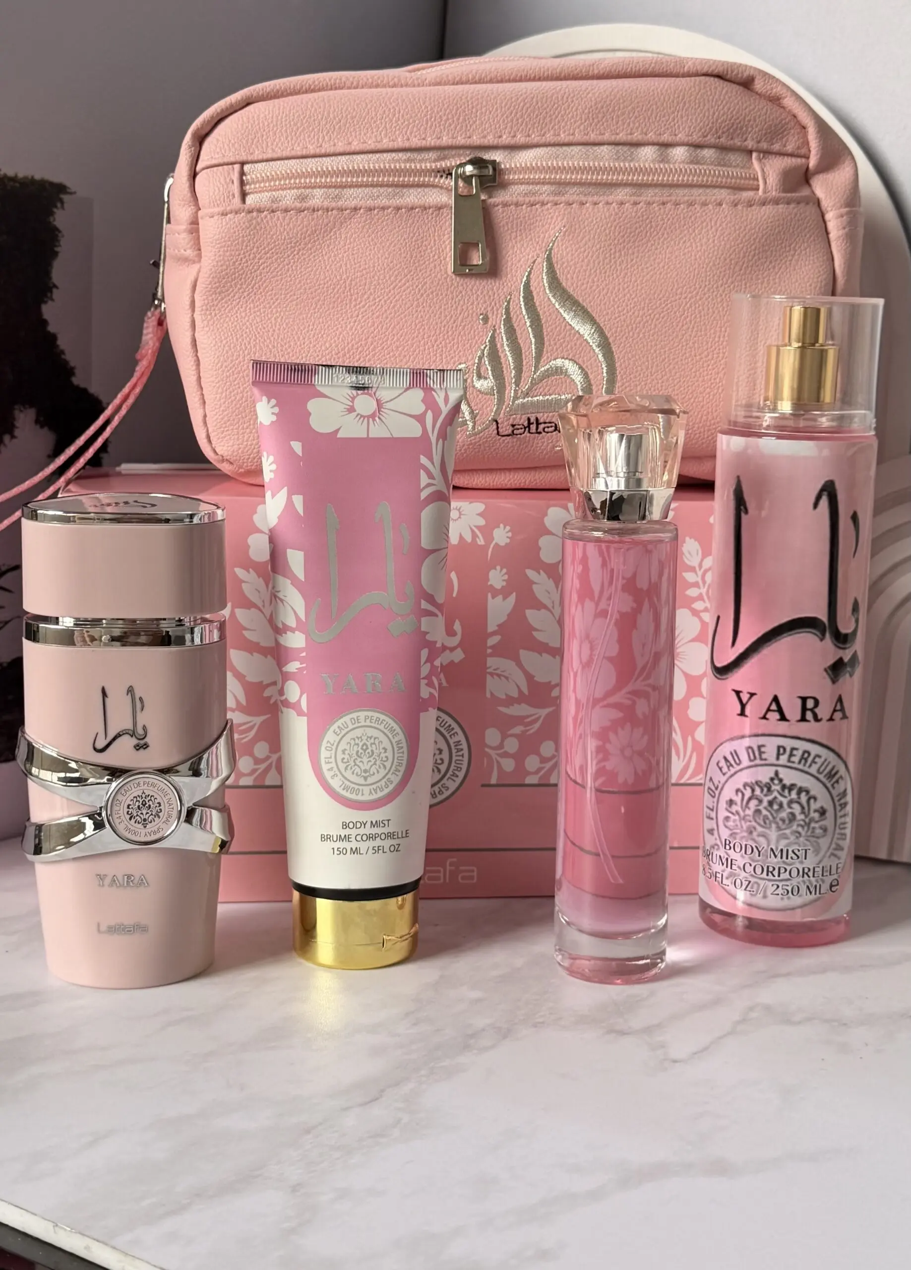 Cosmetiquera Yara con fragancias y accesorios de viaje - Organiza tu rutina diaria de belleza de forma práctica