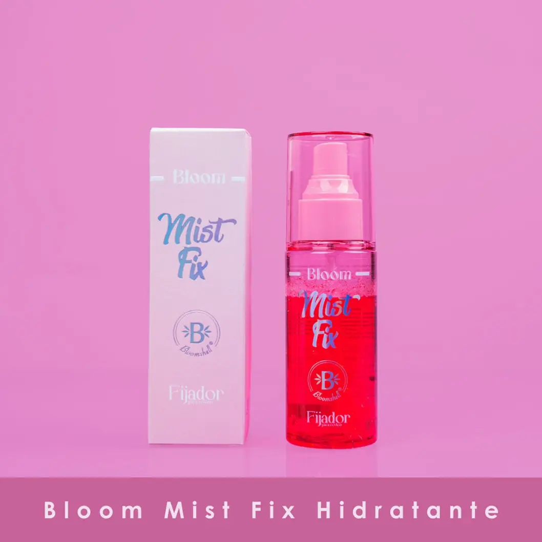 Caja blanca y frasco transparente con líquido rosa intenso de Bloom Mist Fix, fijador hidratante facial, sobre fondo rosa.