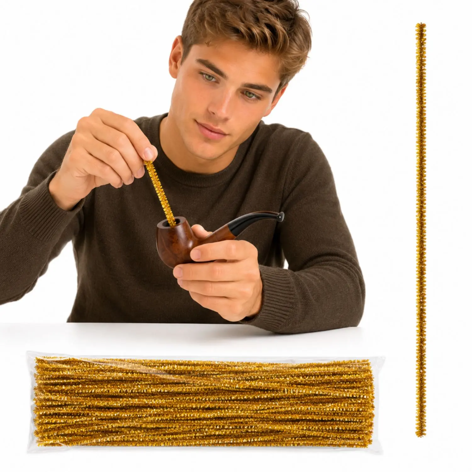Limpiapipas dorados flexibles en bolsa plástica y hombre usando uno para limpiar una pipa de madera sobre fondo blanco
