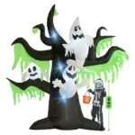 Árbol de Halloween inflable negro con hojas verdes, tres fantasmas blancos y luces LED. Incluye escala de 1.5 m con una persona disfrazada.