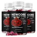 Tres frascos de gomitas Newcore Male Performance de 60 unidades, con etiqueta negra, toro musculoso rojo y algunas gomitas púrpuras al frente.
