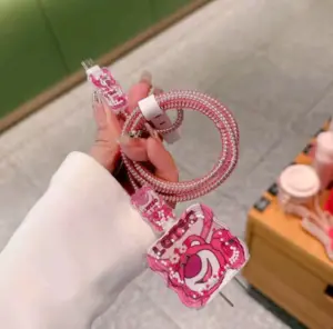 Cable de carga con protector flexible color rosa y apliques decorativos de Lotso, con textura espiral brillante y diseño temático de Toy Story.