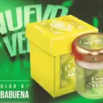 Vela para masaje con aroma a yerbabuena, presentada en frasco de vidrio con tapa dorada y caja amarilla sobre fondo verde.