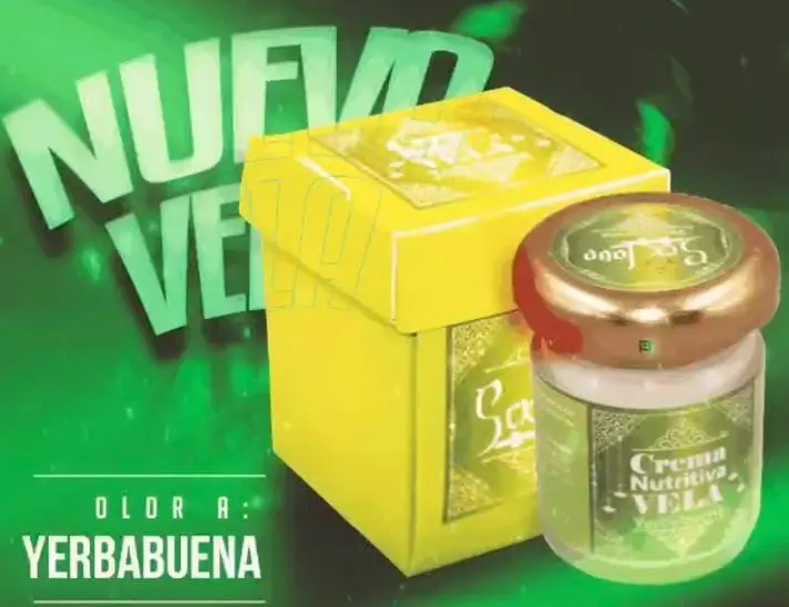 Vela para masaje con aroma a yerbabuena, presentada en frasco de vidrio con tapa dorada y caja amarilla sobre fondo verde.
