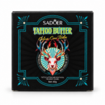 Caja negra de bálsamo para tatuajes Sadoer Tattoo Butter de 40g con marco turquesa e de un ciervo colorido sobre rayos solares.