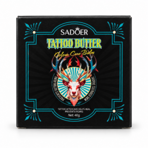 Caja negra de bálsamo para tatuajes Sadoer Tattoo Butter de 40g con marco turquesa e de un ciervo colorido sobre rayos solares.