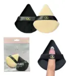 Kit de borlas mini triangulares para maquillaje en negro y crema con banda de logo dorado, mostradas en empaque y aplicadas en un dedo.