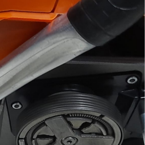 Repuesto de clutch o embrague metálico para motosierra, con polea estriada y resortes visibles, ideal para restaurar la transmisión de corte.