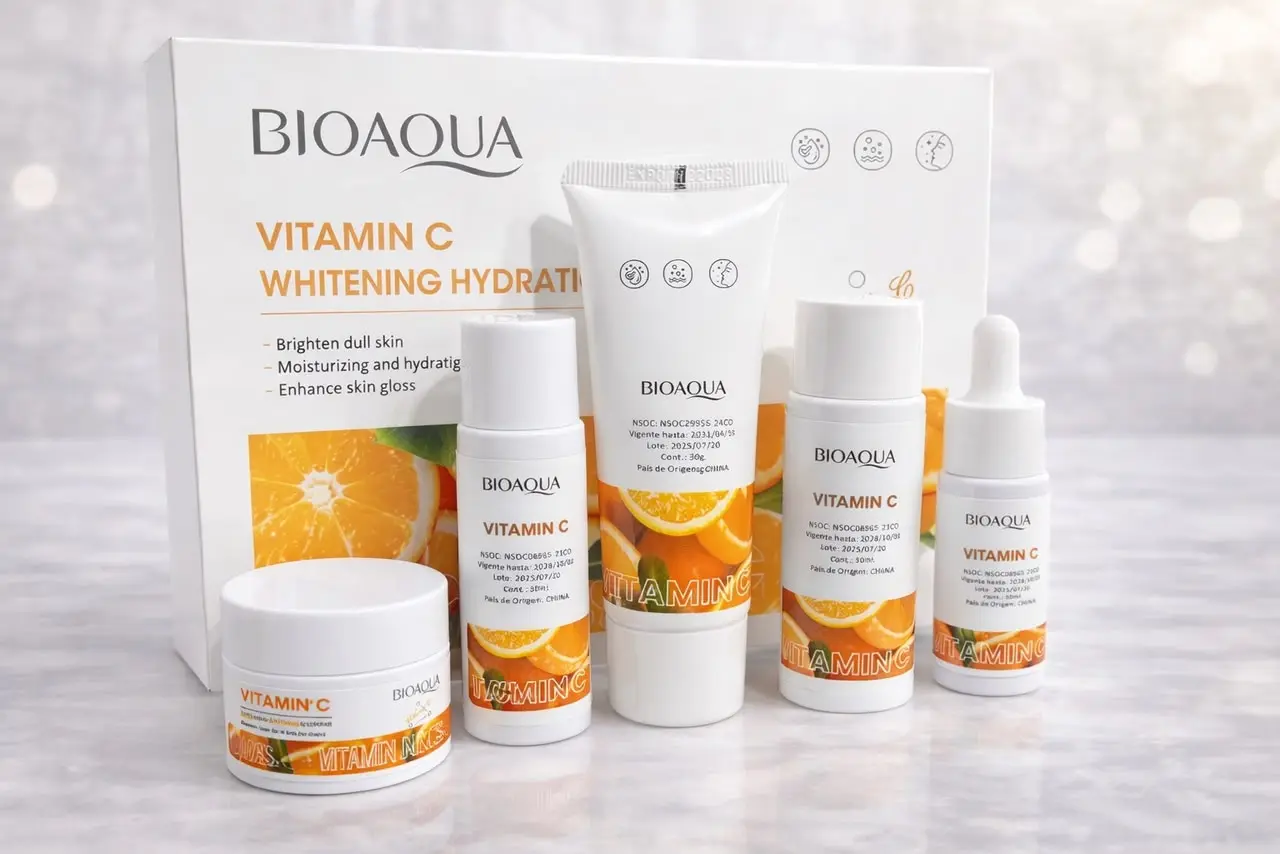 Kit facial Bioaqua con 5 productos de vitamina C para aclarar y hidratar, incluyendo crema, tónico, limpiador, loción y suero frente a su caja.