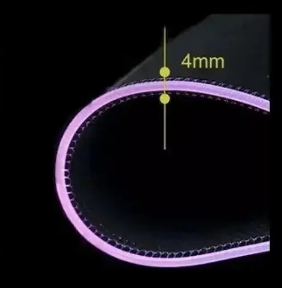 Detalle del borde de tapete para escritorio con iluminación LED rosa y grosor de 4 mm