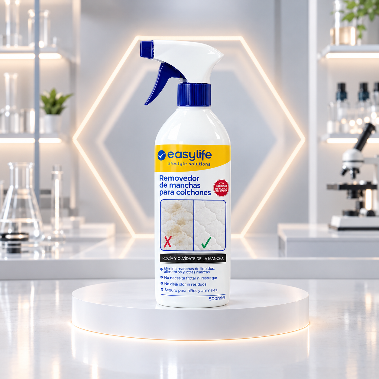 Botella blanca de removedor de manchas para colchones de 500 ml con atomizador azul, sobre base circular en laboratorio.