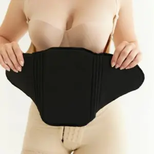 Tabla abdominal moldeadora negra de diseño liso sin pliegues, sostenida por una mujer que viste faja beige, ideal para aplanado y definición de figura.