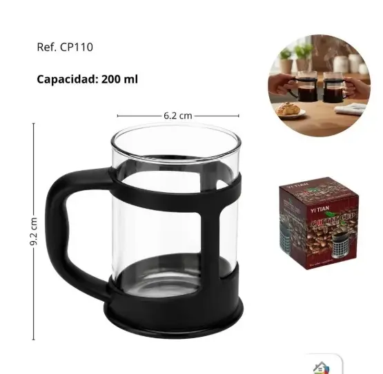 Pocillo de vidrio con prensa térmica de 200 ml y soporte negro. Mide 9.2 cm de alto y 6.2 cm de diámetro. Se muestra el empaque y uso con café.
