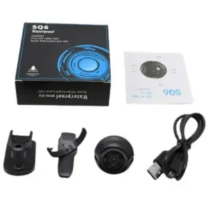 Cámara mini SQ6 negra con caja, manual, cable USB y dos soportes de montaje ajustables sobre superficie blanca.