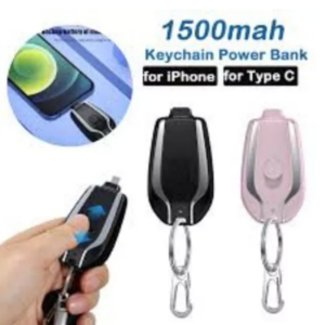 Set de dos llaveros cargadores portátiles de emergencia de 1500 mAh en colores negro y rosa con conector visible conectado a un teléfono celular.