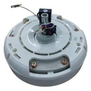 Motor blanco para ventilador de techo con cable de seguridad, eje central metálico y componentes eléctricos visibles.