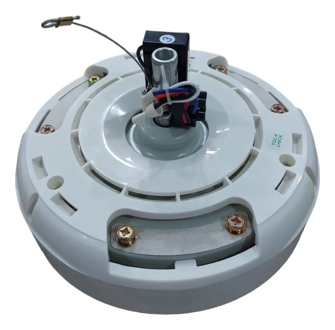 Motor blanco para ventilador de techo con cable de seguridad, eje central metálico y componentes eléctricos visibles.