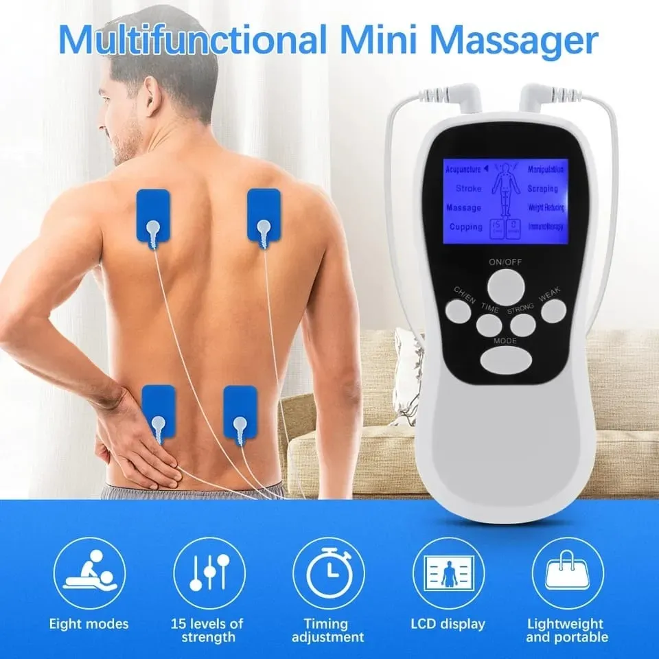 Estimulador muscular TENS blanco con pantalla LCD azul y cuatro electrodos aplicados en la espalda de un hombre para aliviar la tensión muscular.