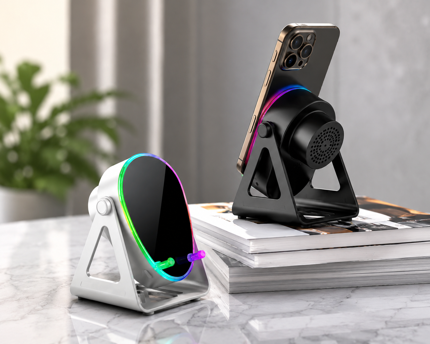 Dos parlantes amplificadores con carga inalámbrica y luz LED, uno blanco y otro negro con celular, sobre libros en mesa de mármol.