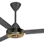 Ventilador de techo de 56 pulgadas con tres aspas gris oscuro y motor con acabado dorado metálico.