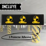 Protector adhesivo negro con textura de fibra de carbono y tres logos amarillos, diseñado para evitar golpes en columnas de garaje. Incluye una unidad.