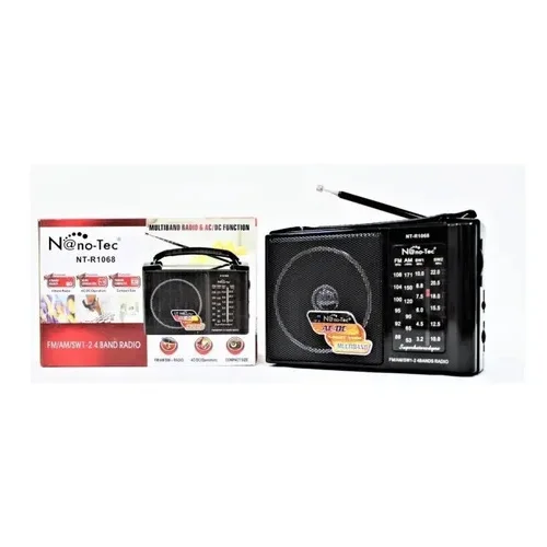 Radio portátil Nanotec NT-R1068 negra con antena y dial de sintonía AM/FM, presentada junto a su caja de empaque sobre fondo blanco.
