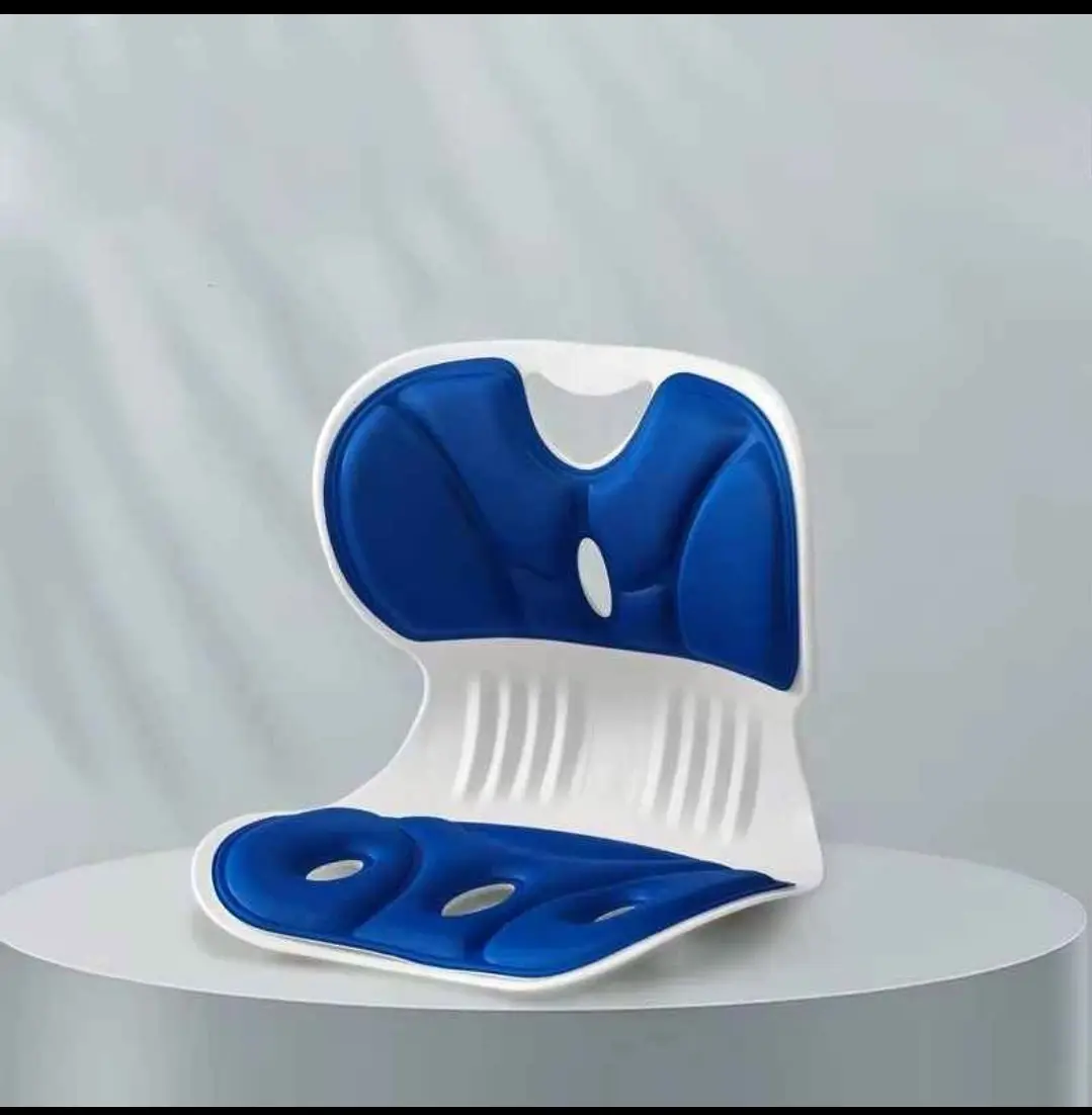 Cojín ergonómico corrector de postura con estructura blanca y almohadillas azules, diseño curvo para soporte lumbar y de asiento.
