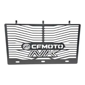 Protector de radiador negro en acero inoxidable para moto CFMOTO NK, con diseño de rejilla horizontal, logo grabado y tres puntos de anclaje superiores.