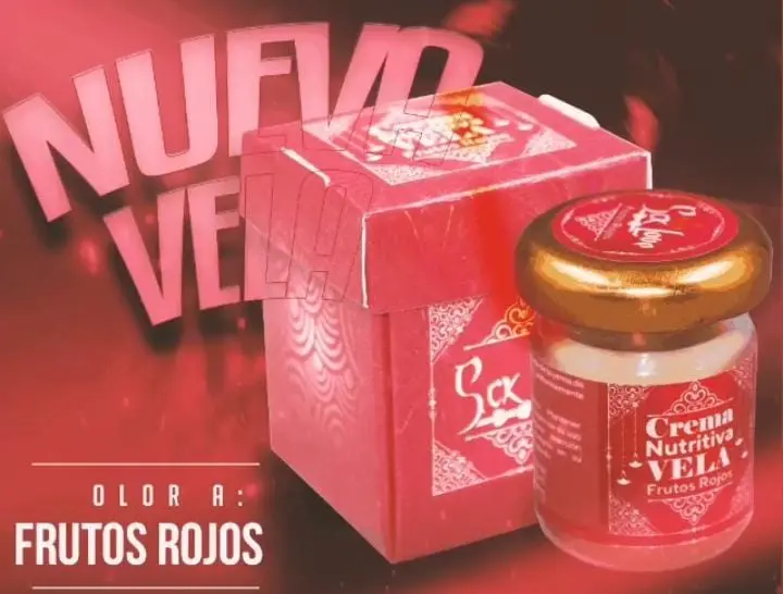 Crema nutritiva de frutos rojos para masaje en frasco de vidrio con tapa dorada y caja roja decorativa sobre fondo rojo.
