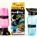 Botella de agua portátil para perros con dispensador tipo tazón negro, incluye caja y dos unidades en color rosado y azul con correa ajustable.