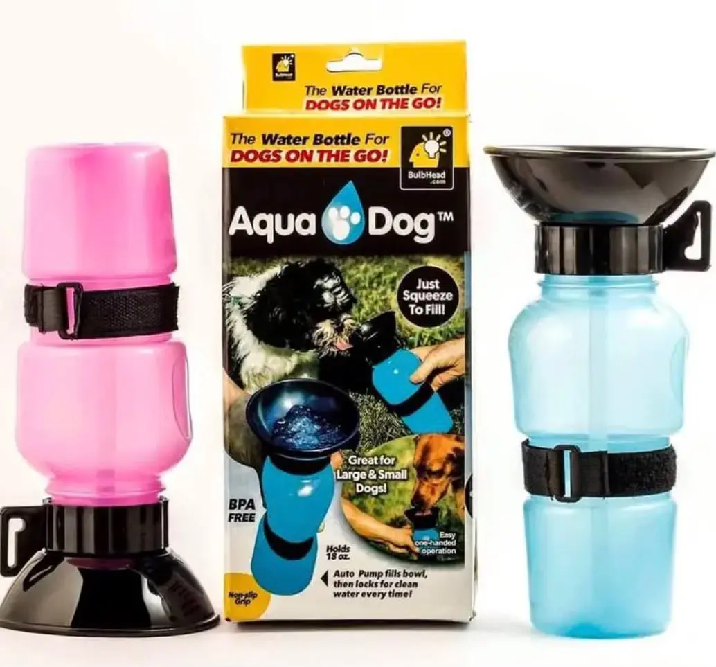 Botella de agua portátil para perros con dispensador tipo tazón negro, incluye caja y dos unidades en color rosado y azul con correa ajustable.
