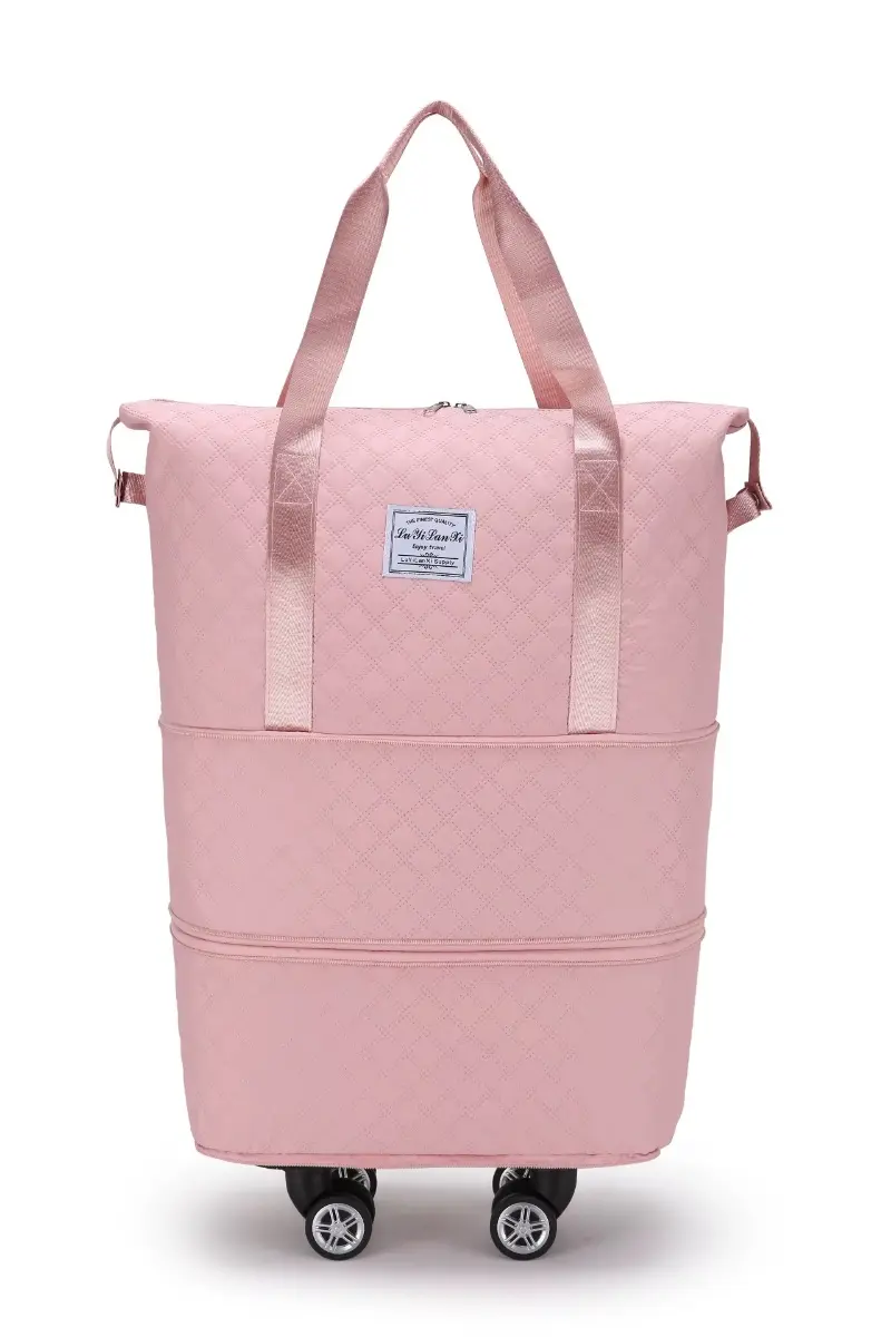 Bolso de viaje grande color rosa con textura acolchada de rombos, asas largas y ruedas para facilitar el transporte.