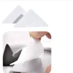 Protectores triangulares blancos para cuello de camisa. Una mano retira el adhesivo para aplicarlo en el borde de una prenda gris.