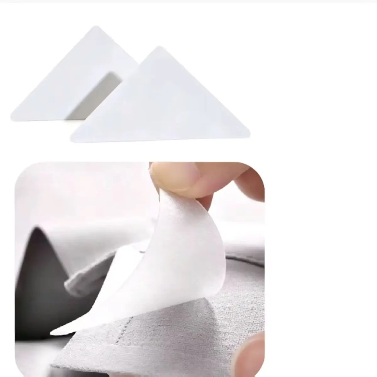 Protectores triangulares blancos para cuello de camisa. Una mano retira el adhesivo para aplicarlo en el borde de una prenda gris.