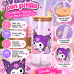 Vaso de vidrio con diseño de Kuromi en tonos morados, tapa de bambú y pitillo transparente, ideal para bebidas frías.