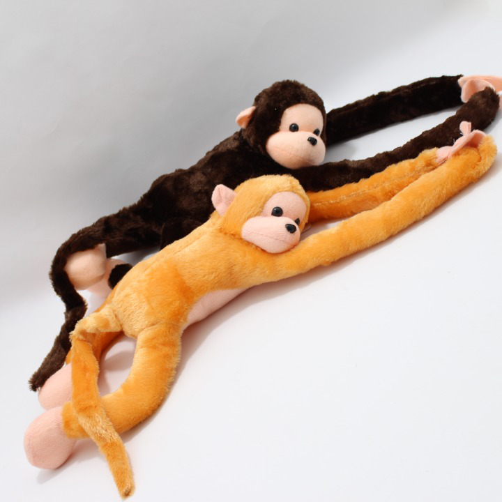 Dos peluches de mono con extremidades largas y flexibles, uno marrón y otro naranja, con textura suave sobre fondo blanco.
