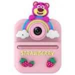 Cámara infantil de fotos color rosado con diseño de oso, arcoíris, nubes y estmpa de fresas.