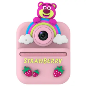 Cámara infantil de fotos color rosado con diseño de oso, arcoíris, nubes y estmpa de fresas.