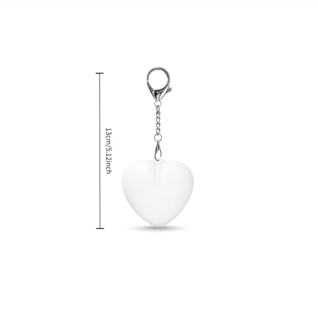 Llavero blanco brillante con forma de corazón y gancho metálico, luz LED táctil portátil, altura total de 13 cm o 5.12 pulgadas.