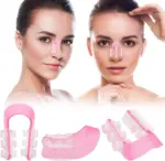 Moldeador de tabique Nose Up rosa con almohadillas transparentes. Muestra el uso en el rostro y tres ángulos detallados del dispositivo.