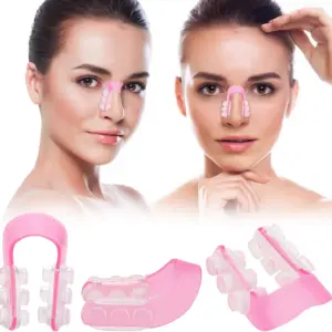 Moldeador de tabique Nose Up rosa con almohadillas transparentes. Muestra el uso en el rostro y tres ángulos detallados del dispositivo.