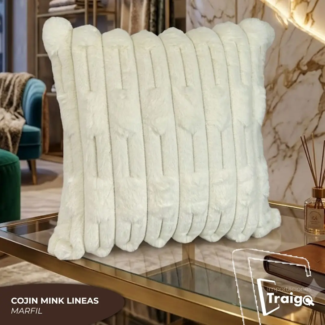 Cojín decorativo color marfil con textura de pelo sintético tipo mink y diseño de líneas verticales en relieve, ideal para sala o recámara.