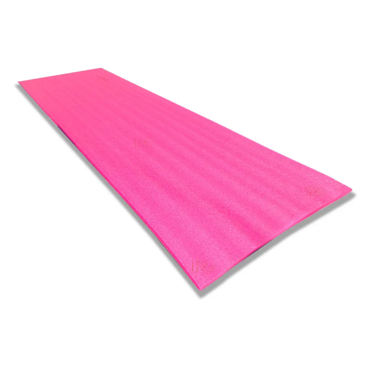 Colchoneta mat fucsia para yoga y ejercicio, superficie texturizada antideslizante y diseño rectangular en ángulo diagonal.