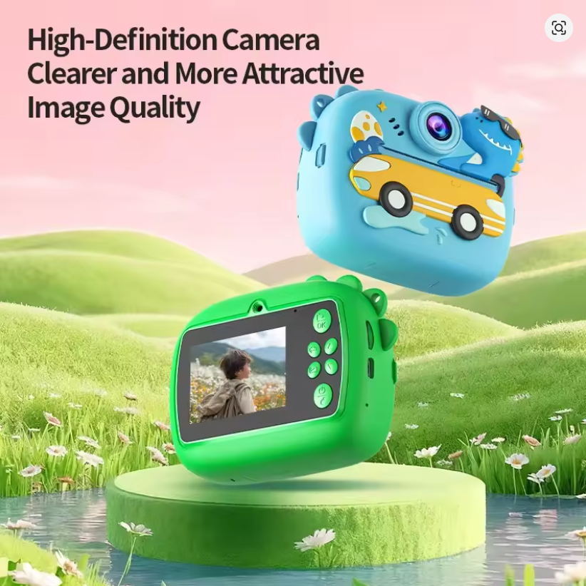 Cámara infantil verde y azul con diseño de dinosaurio y auto escolar, flotando sobre un estanque con flores.