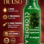 Botella verde de 500 ml de clorofila NutriPlan sobre pedestal de mármol, con instrucciones de uso diario y antioxidante en fondo rojo.
