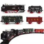 Set de tren eléctrico con locomotora negra, vagón de carbón, vagón verde y rojo sobre vía curva negra. Ideal para decoración navideña.
